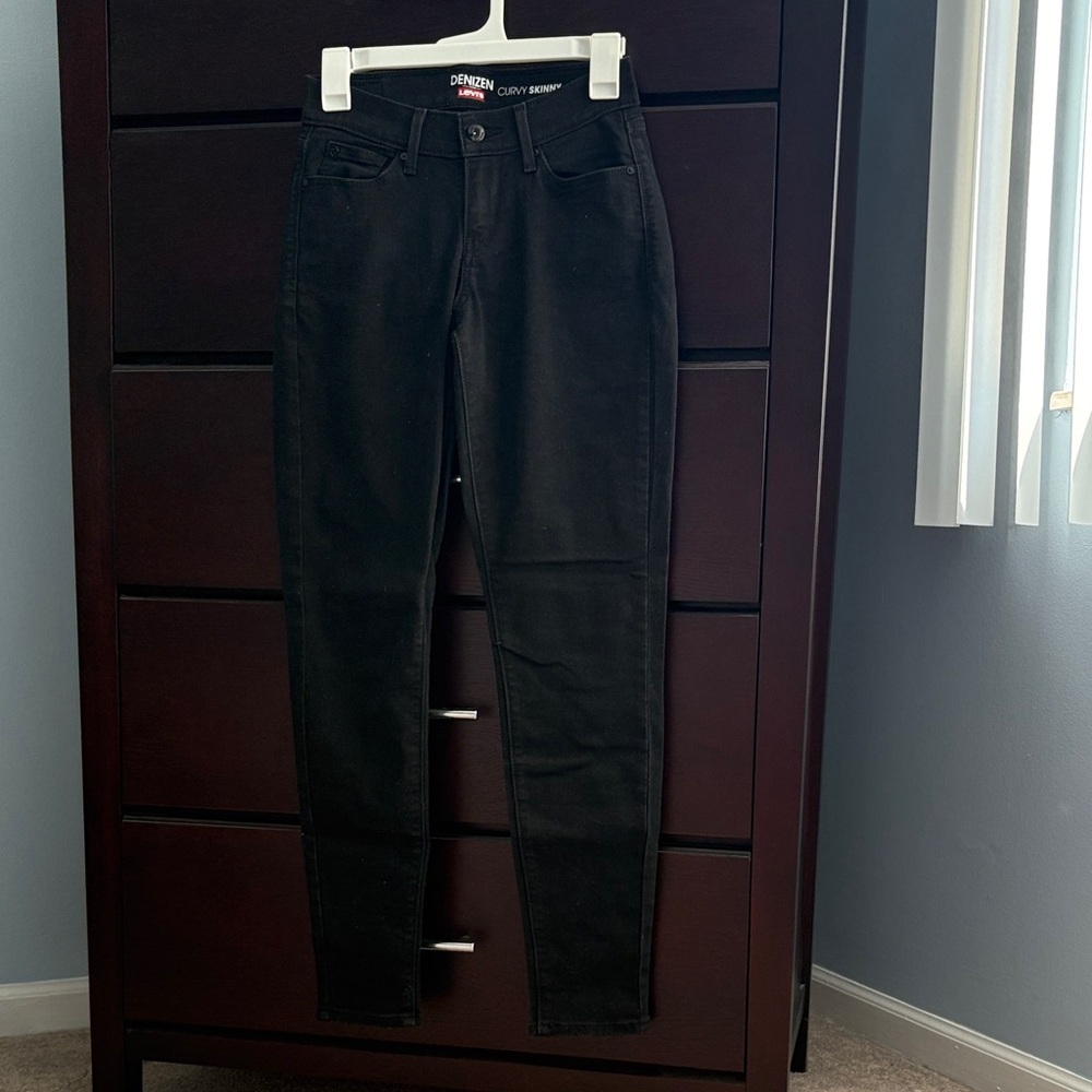 Denizen Levi’s Black Curvy Skinny Jeans